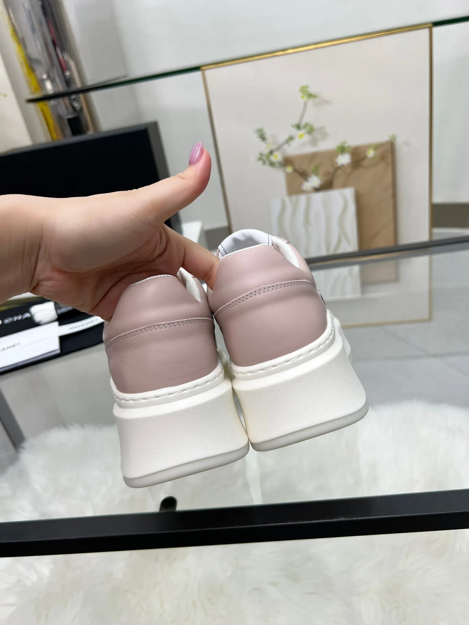 👟👟Ex-factory price 480👟👟 CHANEL 25C spring and summer new sports shoes official website is available at the same time ❤️ Counter out-of-stock kings. Major bloggers are recommending new styles on social days. This season’s new styles are simply eye-catching and look great on the feet. The casual casual sports style is refreshing and natural, interpreting Chanel’s fashionable femininity. The overall customization makes all sports models on the market at that time obsolete. This series is now available for sale! The upper is made of custom imported pebbled calf leather ➕ custom frosted calf leather. The lining is made of original one-to-one professionally customized mesh. Hardware accessories. Original full set of molds (not common in the market). Original custom molded TPU combination outsole. Height 4 cm. Women's size 35-39.